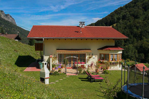 Trampolin und Liegewiese am Haus