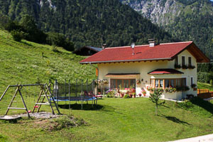 Trampolin und Liegewiese am Haus
